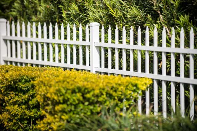 203 Colonial Aluminum Fence White