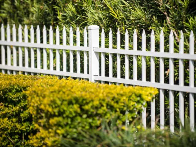 203 Colonial Aluminum Fence White