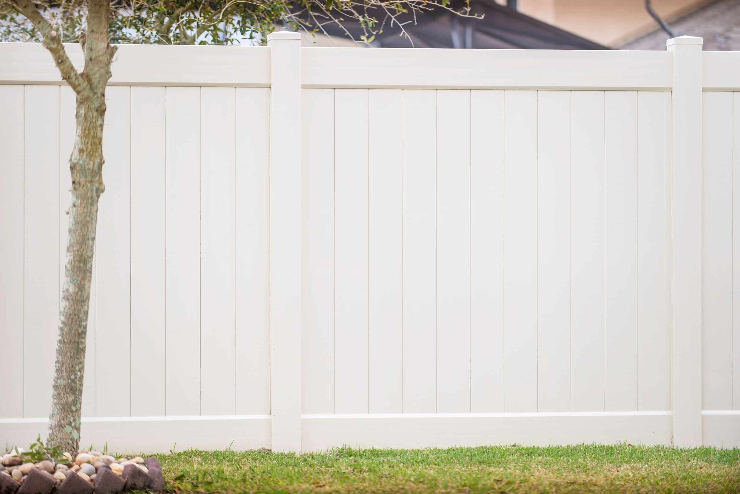 white vinyl fence