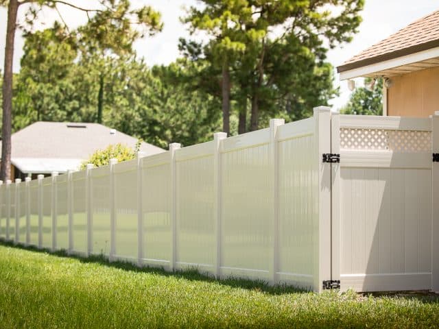 Vinyl Fence – Gate – Tan Hamilton with Aberdeen Gate