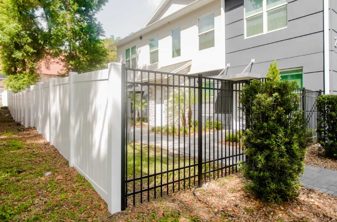 https://www.superiorfenceandrail.com/wp-content/uploads/2021/01/Orlando-Fence-company-privacy-and-aluminum-fence-combination.jpg