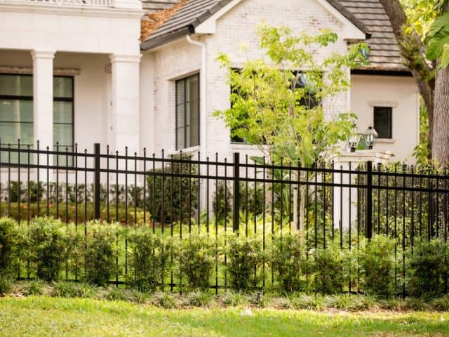 Which Naples Fence Installation Company Offers the Best Service?