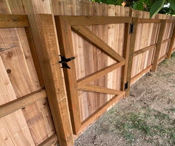 https://www.superiorfenceandrail.com/wp-content/uploads/2022/04/Arkansas-Fence-Company-wood-fence-with-gate-1.jpg