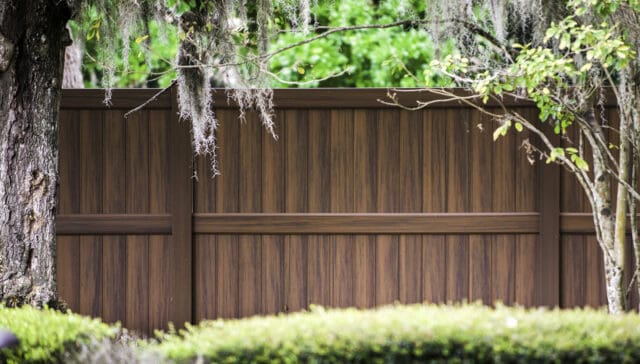 Choosing a Fence: Considering Your Home’s Exterior Color