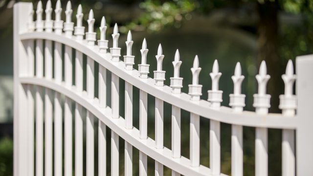 Does an Irvine Fence Company Guarantee Its Work?