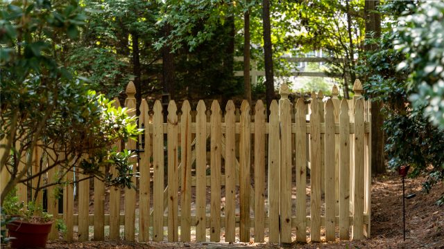 How Does a Citrus Park Fence Builder Estimate the Cost of a Project?