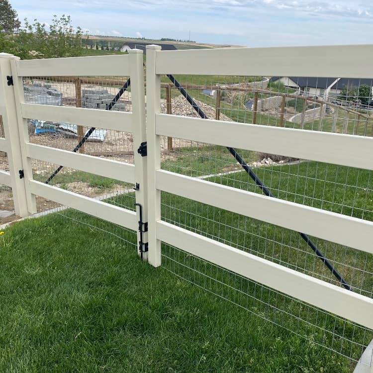 hog wire fence with chestnut vinyl