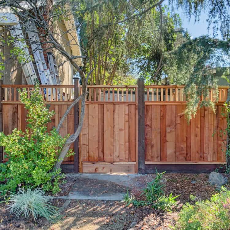 fence builder in Salem wood fence with gate