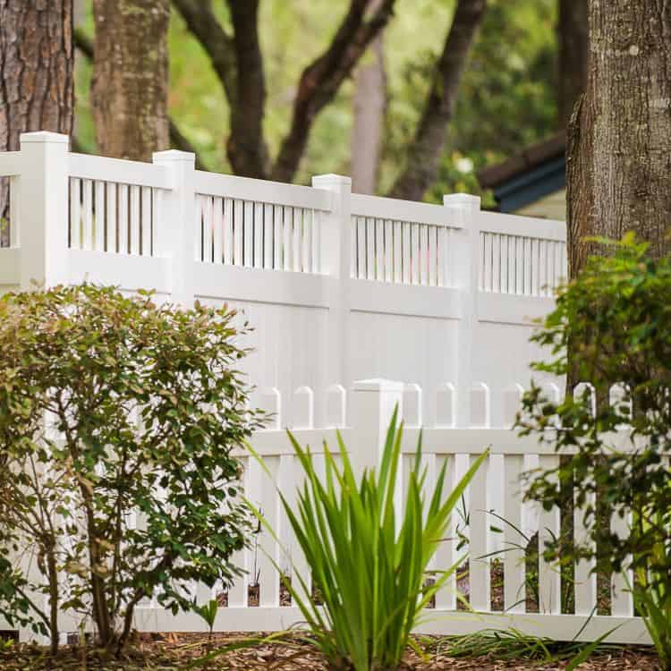 Vinyl Fence Company (1) professional vinyl fence company